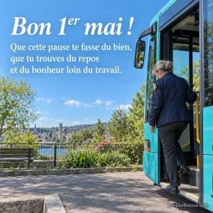 Une chauffeuse sur le marchepied d’un autobus garé porte un petit brin de muguet, avec le texte « Bon 1er mai ! Que cette pause te fasse du bien, que tu trouves du repos et du bonheur loin du travail. ».