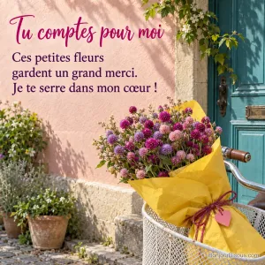 Une brassée de gomphrénas roses et violettes attend dans le panier d’un vélo devant une porte turquoise, avec le texte « Tu comptes pour moi Ces petites fleurs gardent un grand merci. Je te serre dans mon cœur ! ».