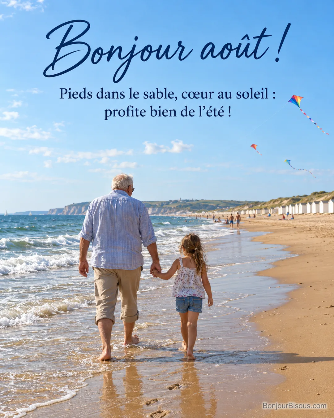 Photo d’un grand-père et d’une fillette vus de dos qui marchent main dans la main au bord des vagues, cabines de plage blanches et cerfs-volants, avec le texte « Bonjour août ! Pieds dans le sable, cœur au soleil : profite bien de l’été ! »
