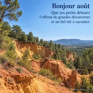 Un canyon provençal aux parois ocres s’ouvre entre les pins sous le ciel bleu d’août, avec le texte « Bonjour août Que tes petits détours t’offrent de grandes découvertes et un bel été à raconter. ».