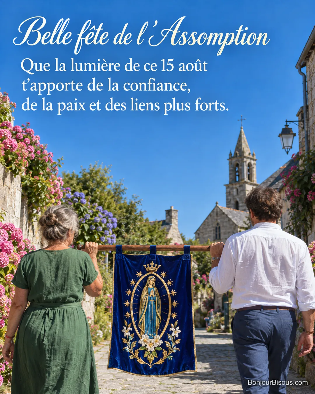 Deux villageois portent une bannière mariale bleue dans une rue bretonne fleurie pour l’Assomption, avec le texte « Belle fête de l’Assomption Que la lumière de ce 15 août t’apporte de la confiance, de la paix et des liens plus forts. ». Deux villageois portent une bannière mariale bleue dans une rue bretonne fleurie pour l’Assomption, avec le texte « Belle fête de l’Assomption Que la lumière de ce 15 août t’apporte de la confiance, de la paix et des liens plus forts. ».