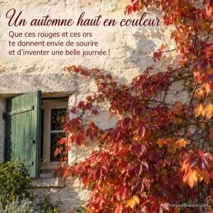 Une vigne vierge rouge et orange habille la façade de pierre d’une maison de Touraine aux volets verts, avec le texte « Un automne haut en couleur Que ces rouges et ces ors te donnent envie de sourire et d’inventer une belle journée ! ».