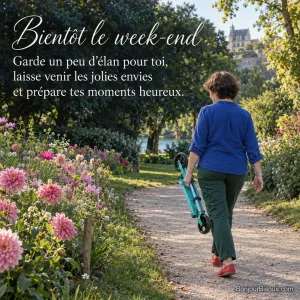 Une femme marche dans un parc fleuri d’Angers en portant sa trottinette turquoise pliée, avec le texte « Bientôt le week-end Garde un peu d’élan pour toi, laisse venir les jolies envies et prépare tes moments heureux. »
