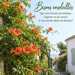 Une bignone orange fleurit sur un arceau vert dans une ruelle lumineuse de l’île d’Oléron, avec le texte « Bisous ensoleillés Que cette brassée de tendresse t’apporte un joli sourire et une journée pleine de douceur ! ».