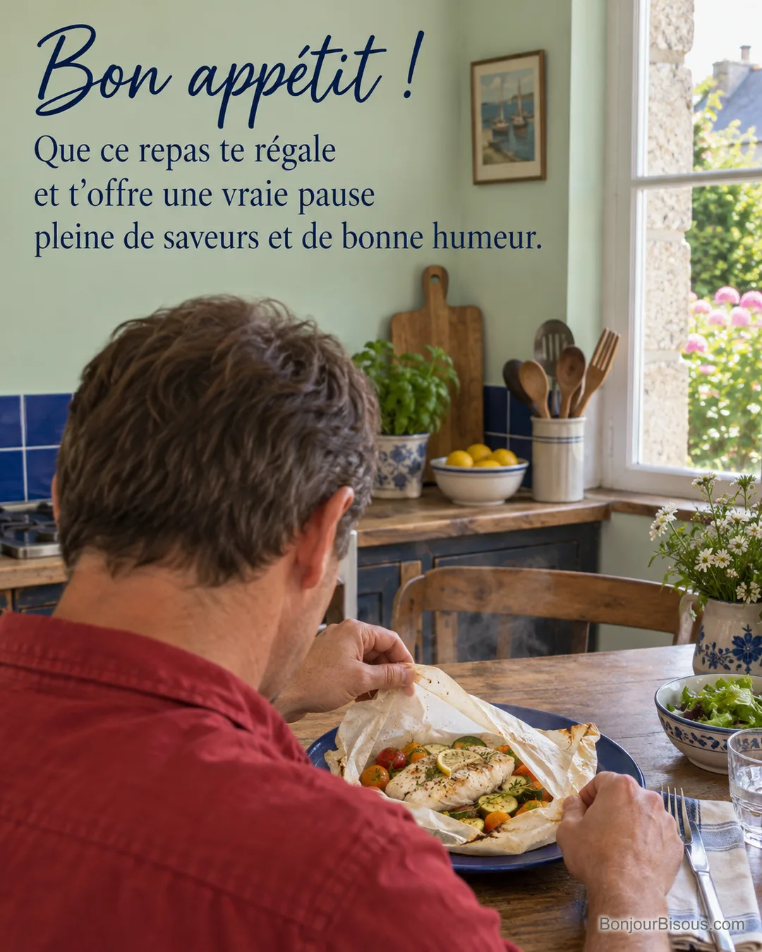 Un homme ouvre une papillote de poisson et de légumes dans une cuisine bretonne, avec le texte « Bon appétit ! Que ce repas te régale et t’offre une vraie pause pleine de saveurs et de bonne humeur. ».
