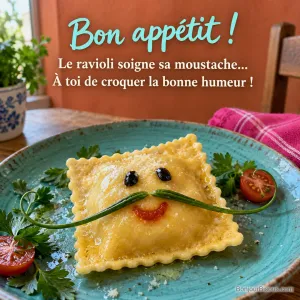 Un grand ravioli souriant porte une moustache de ciboulette sur une assiette turquoise, avec le texte « Bon appétit ! Le ravioli soigne sa moustache… À toi de croquer la bonne humeur ! ».