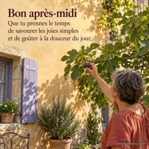 Une femme cueille une figue dans la cour d’une maison provençale, avec le texte « Bon après-midi Que tu prennes le temps de savourer les joies simples et de goûter à la douceur du jour. ».