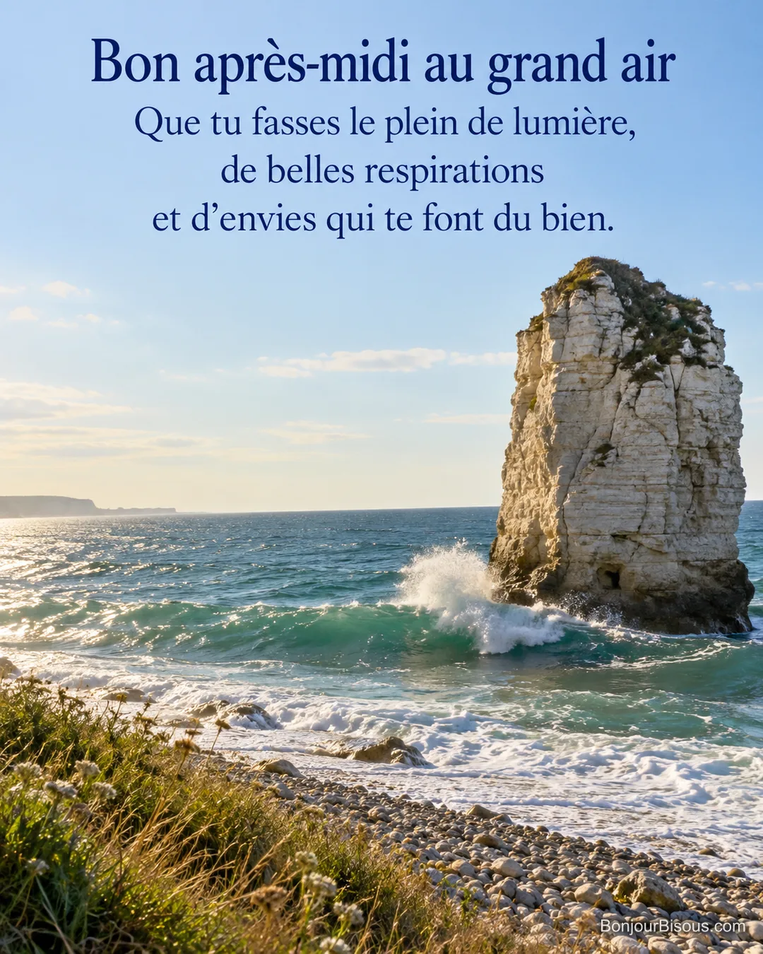 Une vague vient se briser au pied d’un grand rocher de craie sur la côte normande, avec le texte « Bon après-midi au grand air Que tu fasses le plein de lumière, de belles respirations et d’envies qui te font du bien. ». Une vague vient se briser au pied d’un grand rocher de craie sur la côte normande, avec le texte « Bon après-midi au grand air Que tu fasses le plein de lumière, de belles respirations et d’envies qui te font du bien. ».