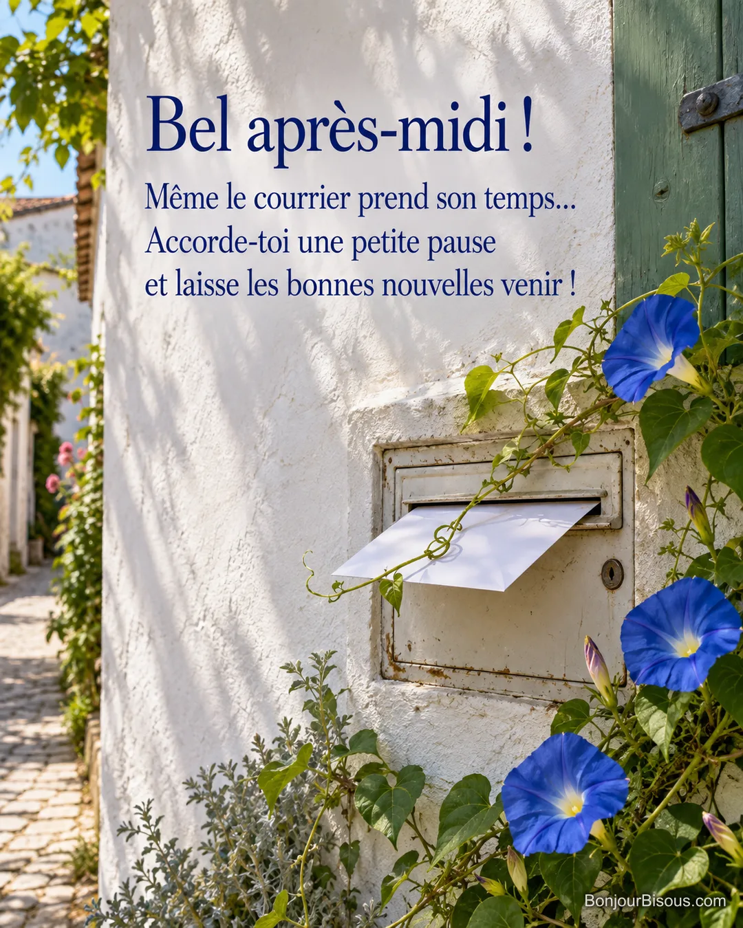 Une vrille d’ipomée retient une enveloppe dans une boîte à lettres encastrée d’une ruelle de l’île de Ré, avec le message « Bel après-midi ! Même le courrier prend son temps… Accorde-toi une petite pause et laisse les bonnes nouvelles venir ! ».