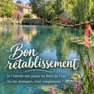Une libellule rouge se repose sur une branche ornée d’un petit ruban corail au bord d’une mare paisible. Le message est : « Bon rétablissement Je t’envoie une pause au bord de l’eau. Tu me manques, tout simplement ! ».