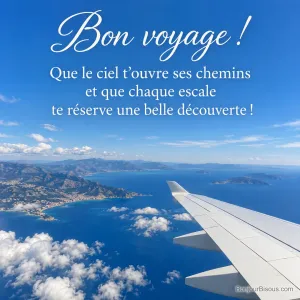 Vue depuis un hublot, aile d’avion au-dessus de nuages blancs et de la côte méditerranéenne, avec le texte « Bon voyage ! Que le ciel t’ouvre ses chemins et que chaque escale te réserve une belle découverte ! ».