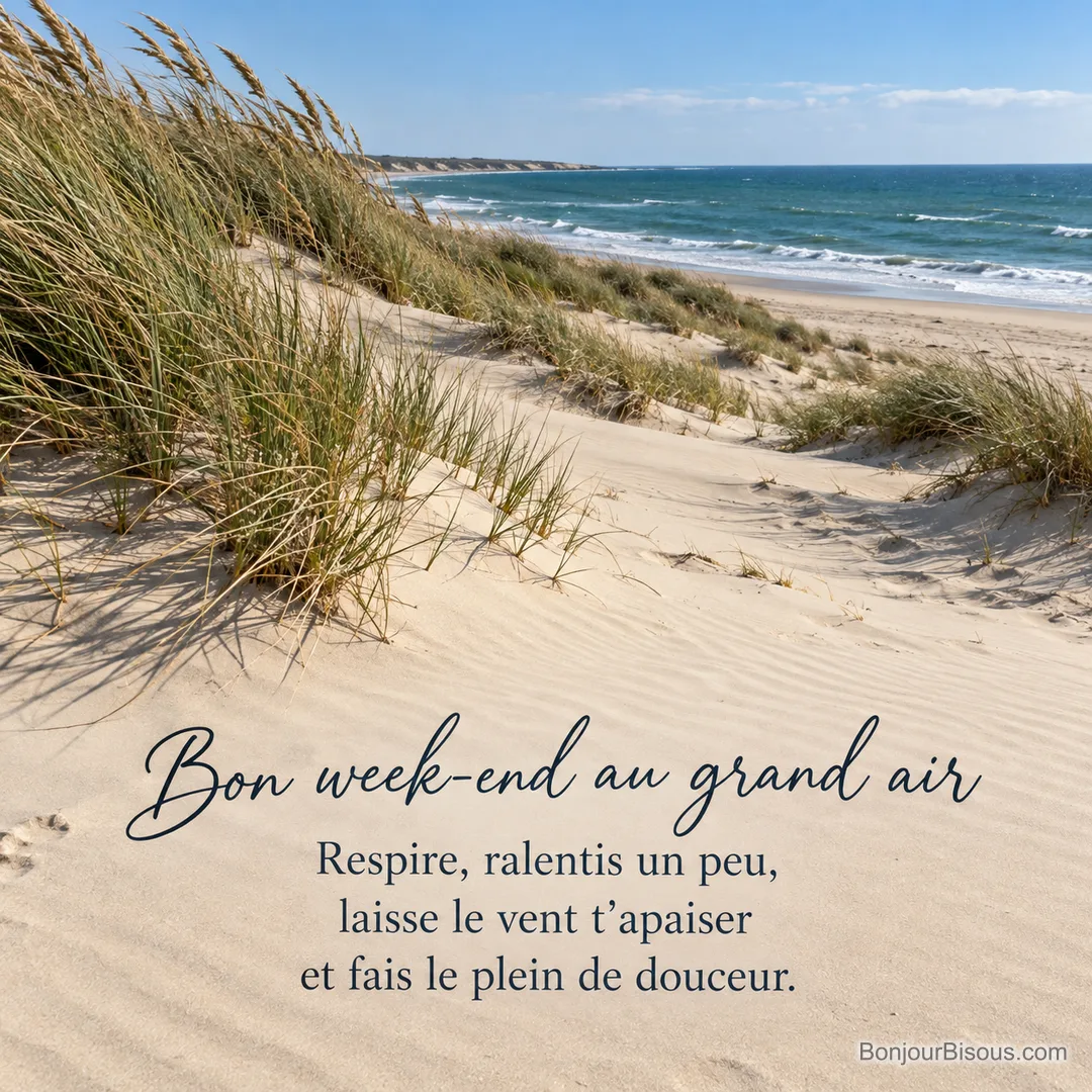 Le vent courbe les oyats sur une dune blanche face à l’océan, avec le texte « Bon week-end au grand air Respire, ralentis un peu, laisse le vent t’apaiser et fais le plein de douceur. ».
