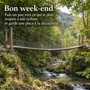Une passerelle suspendue traverse un ravin verdoyant au-dessus d’un ruisseau jurassien, avec le texte « Bon week-end Fais un pas vers ce qui te plaît, respire à ton rythme et garde une place à la découverte. ».