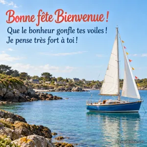 Un petit voilier bleu et blanc décoré de fanions flotte dans une crique bretonne, avec le message « Bonne fête Bienvenue ! Que le bonheur gonfle tes voiles ! Je pense très fort à toi ! ».