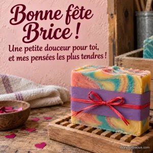 Un savon artisanal marbré de couleurs vives, décoré d’un lien rouge, repose sur un porte-savon en bois. Le message est : « Bonne fête Brice ! Une petite douceur pour toi, et mes pensées les plus tendres ! ».