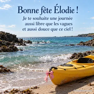 Un kayak jaune repose au bord d’une vague sur la côte de Quiberon, avec le message « Bonne fête Élodie ! Je te souhaite une journée aussi libre que les vagues et aussi douce que ce ciel ! ».