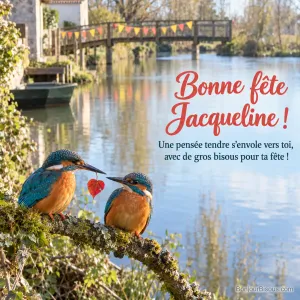Deux martins-pêcheurs échangent une petite feuille rouge près d’un canal décoré de fanions. Le message est : « Bonne fête Jacqueline ! Une pensée tendre s’envole vers toi, avec de gros bisous pour ta fête ! ».