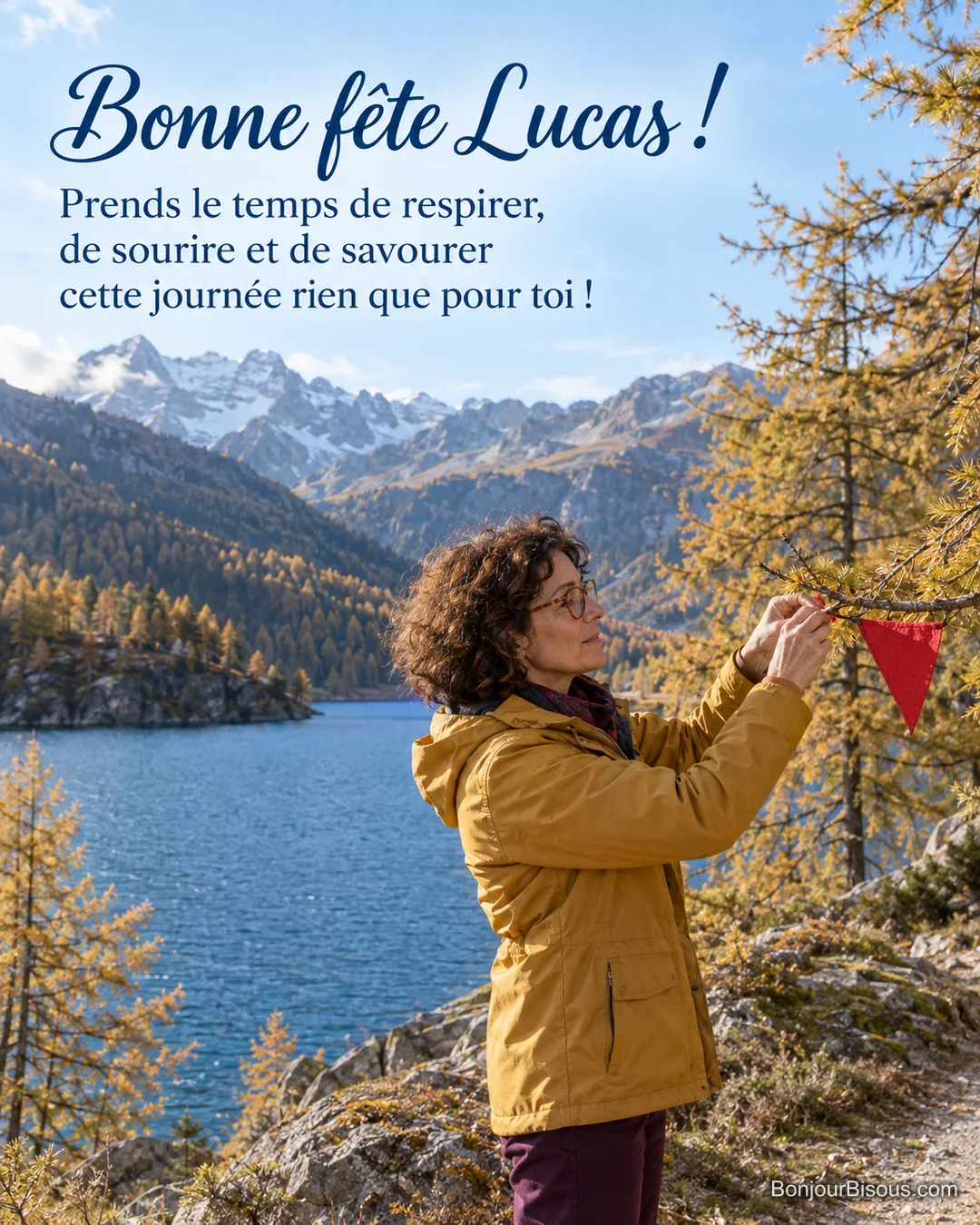 Une promeneuse accroche un fanion au bord d’un lac entouré de mélèzes dorés. Le message est : « Bonne fête Lucas ! Prends le temps de respirer, de sourire et de savourer cette journée rien que pour toi ! » Une promeneuse accroche un fanion au bord d’un lac entouré de mélèzes dorés. Le message est : « Bonne fête Lucas ! Prends le temps de respirer, de sourire et de savourer cette journée rien que pour toi ! »