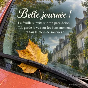 Une feuille jaune s’est glissée sous l’essuie-glace d’une voiture corail dans une rue nantaise, avec le message « Belle journée ! La feuille s’invite sur ton pare-brise… Toi, garde la vue sur les bons moments et fais le plein de sourires ! ».