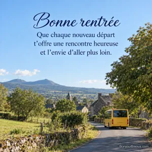 Un petit autobus jaune suit la route d’un village d’Auvergne au matin de la rentrée. L’image porte le texte « Bonne rentrée Que chaque nouveau départ t’offre une rencontre heureuse et l’envie d’aller plus loin. ».