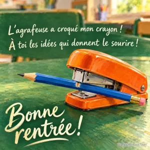 Une agrafeuse orange ouverte semble croquer un crayon bleu sur un bureau de classe vert, avec le message « Bonne rentrée ! L’agrafeuse a croqué mon crayon ! À toi les idées qui donnent le sourire ! ».
