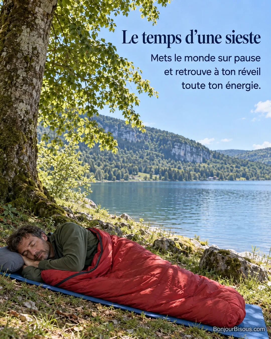 Un randonneur se repose dans un sac de couchage rouge sous un hêtre au bord d’un lac de montagne, avec le texte « Le temps d’une sieste Mets le monde sur pause et retrouve à ton réveil toute ton énergie. » Un randonneur se repose dans un sac de couchage rouge sous un hêtre au bord d’un lac de montagne, avec le texte « Le temps d’une sieste Mets le monde sur pause et retrouve à ton réveil toute ton énergie. »