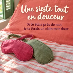 Deux masques de sommeil rose et vert se touchent sur un drap corail, leurs élastiques doucement croisés, avec le texte « Une sieste tout en douceur Si tu étais près de moi, je te ferais un câlin tout doux. ».