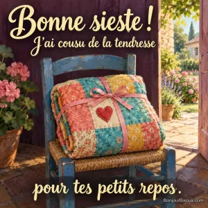 Une courtepointe patchwork cousue à la main, décorée d’un petit cœur rouge et nouée comme un cadeau, attend pour une sieste. Le message est : « Bonne sieste ! J’ai cousu de la tendresse pour tes petits repos. ».