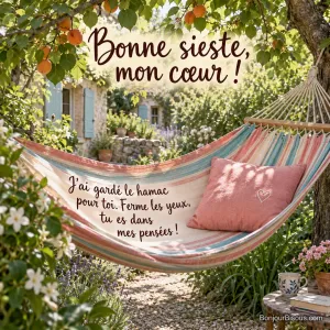 Un hamac corail et turquoise garde une place accueillante sous les branches d’un abricotier au jardin. Le message est : « Bonne sieste, mon cœur ! J’ai gardé le hamac pour toi. Ferme les yeux, tu es dans mes pensées ! ».