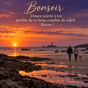 Photo d’une plage bretonne à marée basse au coucher du soleil, un couple et son chien vus de dos marchent main dans la main, phare sur un îlot, avec le texte « Bonsoir – Douce soirée à toi, profite de ce beau coucher de soleil. Bisous ! »