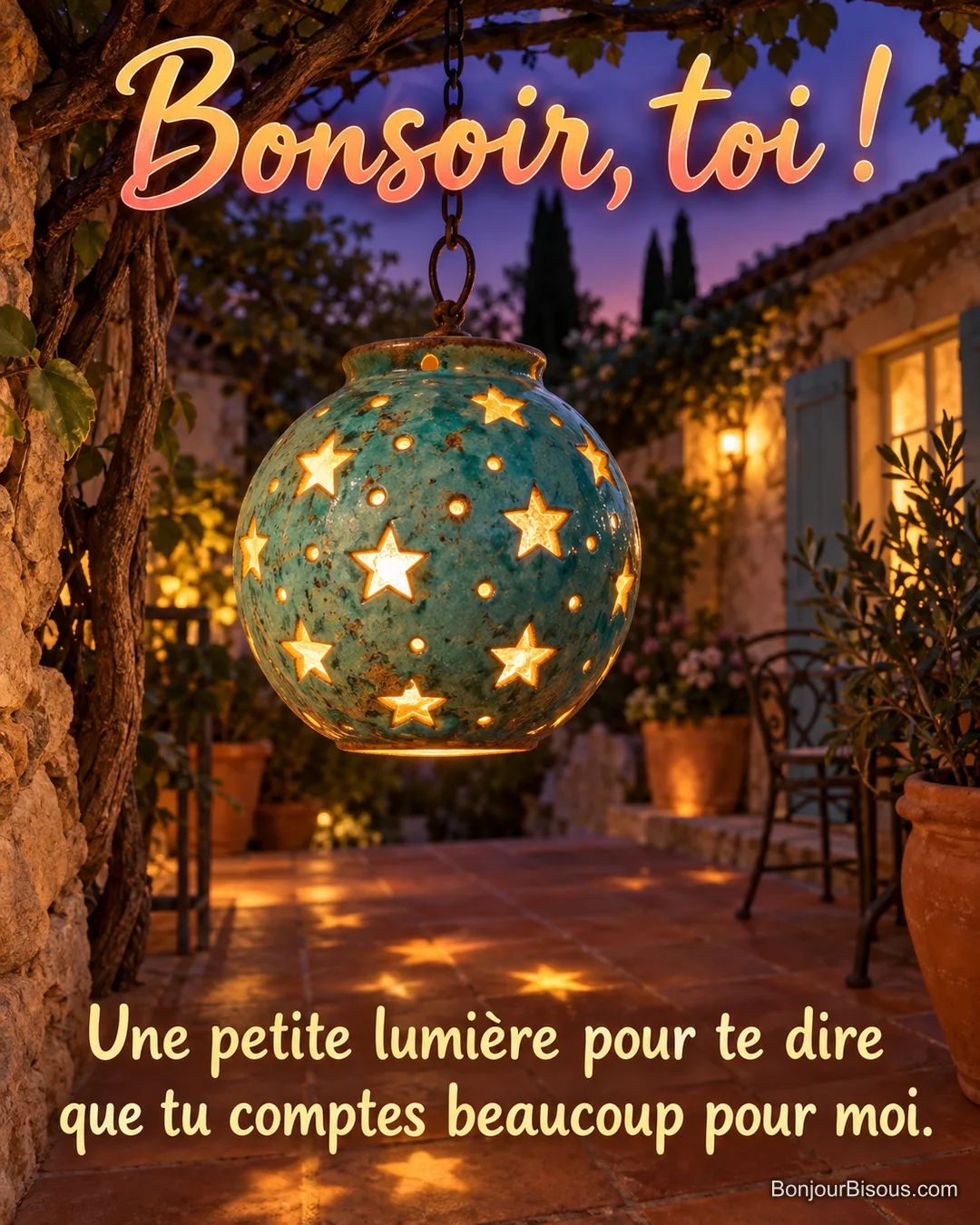 Une lanterne turquoise ajourée d’étoiles répand une lumière chaleureuse dans une cour au crépuscule, avec le message « Bonsoir, toi ! Une petite lumière pour te dire que tu comptes beaucoup pour moi. ». Une lanterne turquoise ajourée d’étoiles répand une lumière chaleureuse dans une cour au crépuscule, avec le message « Bonsoir, toi ! Une petite lumière pour te dire que tu comptes beaucoup pour moi. ».