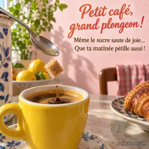 Un cube de sucre brun tombe d’une cuillère vers un expresso dans une tasse jaune, avec le texte « Petit café, grand plongeon ! Même le sucre saute de joie… Que ta matinée pétille aussi ! ».