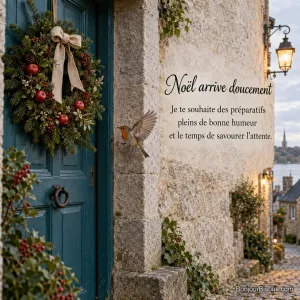 Un rouge-gorge vole près d’une couronne de Noël aux petites pommes rouges, sur une porte bretonne, avec le texte « Noël arrive doucement Je te souhaite des préparatifs pleins de bonne humeur et le temps de savourer l’attente. ».