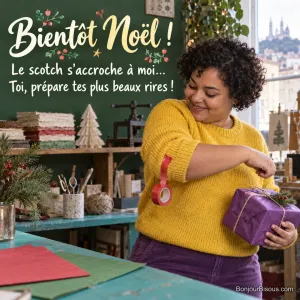 Une papetière découvre une bobine de scotch rouge collée au coude pendant ses préparatifs de Noël. Le message est : « Bientôt Noël ! Le scotch s’accroche à moi… Toi, prépare tes plus beaux rires ! ».