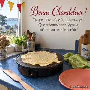 Une première crêpe irrégulière cuit sur un billig dans une cuisine décorée pour la Chandeleur, avec le texte « Bonne Chandeleur ! Ta première crêpe fait des vagues ? Que ta journée soit joyeuse, même sans cercle parfait ! ».