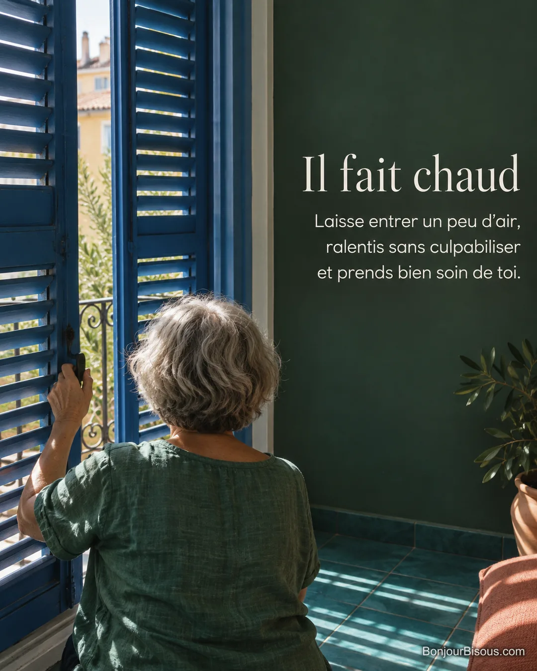 Une femme ajuste les persiennes bleues de son appartement niçois pour laisser passer l’air, avec le texte « Il fait chaud Laisse entrer un peu d’air, ralentis sans culpabiliser et prends bien soin de toi. ». Une femme ajuste les persiennes bleues de son appartement niçois pour laisser passer l’air, avec le texte « Il fait chaud Laisse entrer un peu d’air, ralentis sans culpabiliser et prends bien soin de toi. ».