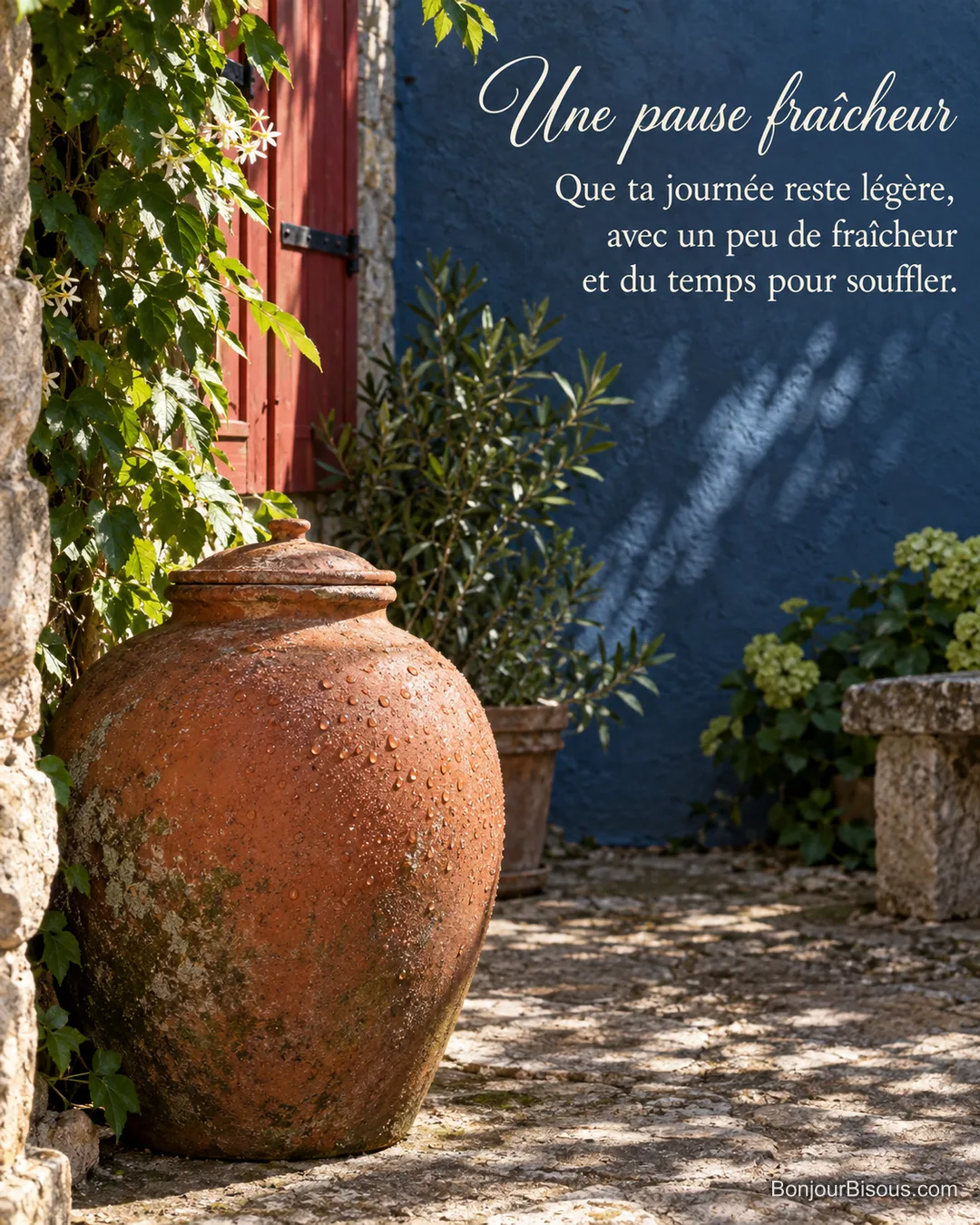 Une jarre de terre poreuse garde sa fraîcheur dans l’ombre d’une cour du Roussillon, avec le texte « Une pause fraîcheur Que ta journée reste légère, avec un peu de fraîcheur et du temps pour souffler. ». Une jarre de terre poreuse garde sa fraîcheur dans l’ombre d’une cour du Roussillon, avec le texte « Une pause fraîcheur Que ta journée reste légère, avec un peu de fraîcheur et du temps pour souffler. ».
