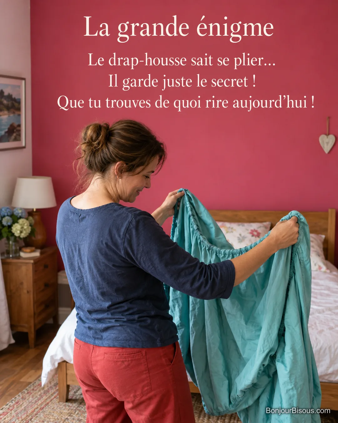 Une femme tente de plier un drap-housse turquoise dont les coins élastiqués se dérobent, avec le texte « La grande énigme Le drap-housse sait se plier… Il garde juste le secret ! Que tu trouves de quoi rire aujourd’hui ! » Une femme tente de plier un drap-housse turquoise dont les coins élastiqués se dérobent, avec le texte « La grande énigme Le drap-housse sait se plier… Il garde juste le secret ! Que tu trouves de quoi rire aujourd’hui ! »
