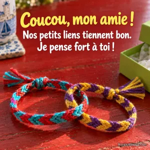 Deux bracelets brésiliens colorés sont entrelacés près d’une boîte cadeau ouverte, avec le texte « Coucou, mon amie ! Nos petits liens tiennent bon. Je pense fort à toi ! ».