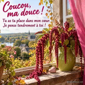 Des grappes carmin d’amarantes encadrent un petit cœur rose sur une fenêtre ouverte, avec le texte « Coucou, ma douce ! Tu as ta place dans mon cœur. Je pense tendrement à toi ! ».