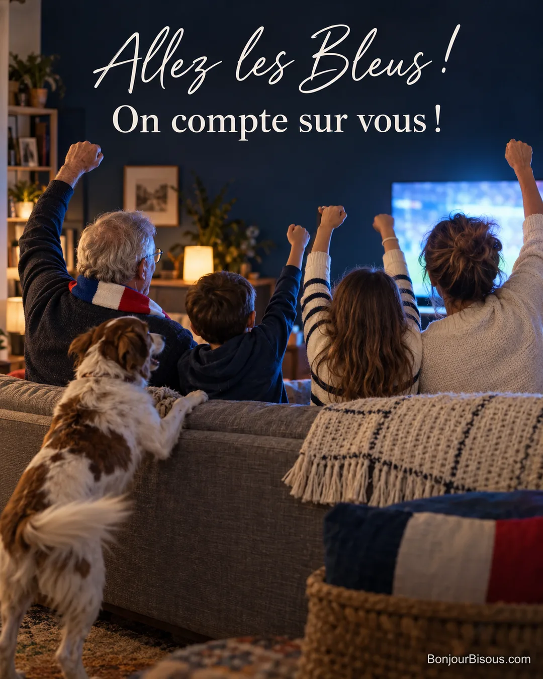 Photo d’une famille vue de dos sur un canapé qui lève les bras devant la télévision, un grand-père en écharpe bleu-blanc-rouge et un chien qui saute, avec le texte « Allez les Bleus ! On compte sur vous ! » Photo d’une famille vue de dos sur un canapé qui lève les bras devant la télévision, un grand-père en écharpe bleu-blanc-rouge et un chien qui saute, avec le texte « Allez les Bleus ! On compte sur vous ! »