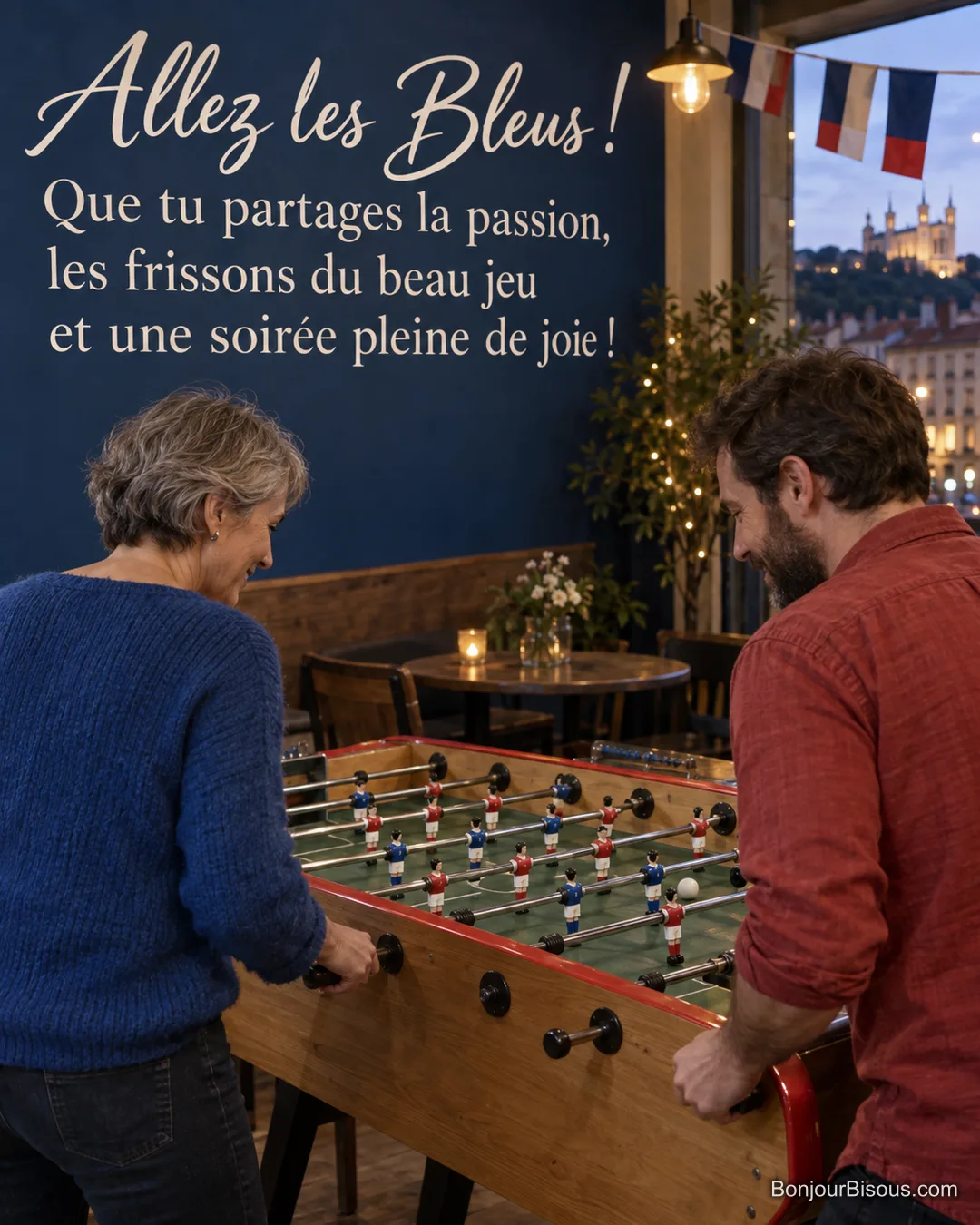 Deux amis jouent au baby-foot dans un café lyonnais décoré de fanions tricolores, avec le message « Allez les Bleus ! Que tu partages la passion, les frissons du beau jeu et une soirée pleine de joie ! ». Deux amis jouent au baby-foot dans un café lyonnais décoré de fanions tricolores, avec le message « Allez les Bleus ! Que tu partages la passion, les frissons du beau jeu et une soirée pleine de joie ! ».