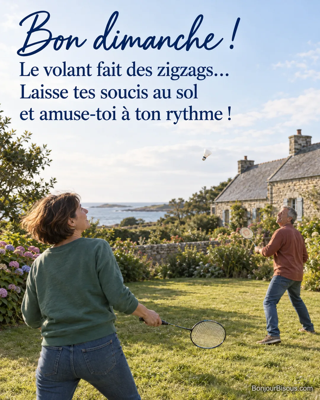 Deux adultes suivent un volant de badminton dans un jardin breton, avec le texte « Bon dimanche ! Le volant fait des zigzags… Laisse tes soucis au sol et amuse-toi à ton rythme ! ». Deux adultes suivent un volant de badminton dans un jardin breton, avec le texte « Bon dimanche ! Le volant fait des zigzags… Laisse tes soucis au sol et amuse-toi à ton rythme ! ».