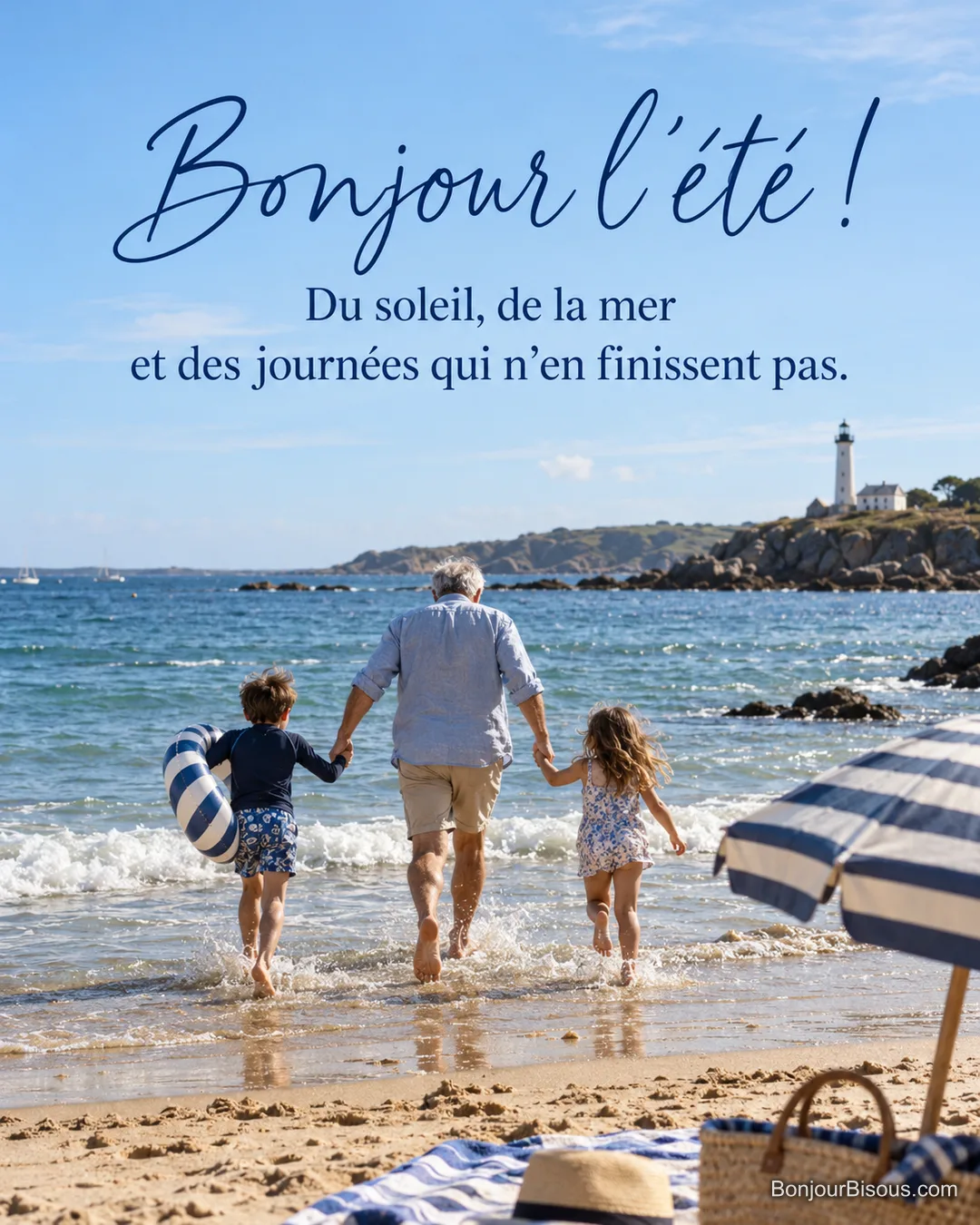 Photo d’un grand-père et de deux enfants vus de dos qui courent dans les vagues sur une plage de Bretagne, phare au loin et parasol rayé, avec le texte « Bonjour l’été ! Du soleil, de la mer et des journées qui n’en finissent pas. » Photo d’un grand-père et de deux enfants vus de dos qui courent dans les vagues sur une plage de Bretagne, phare au loin et parasol rayé, avec le texte « Bonjour l’été ! Du soleil, de la mer et des journées qui n’en finissent pas. »