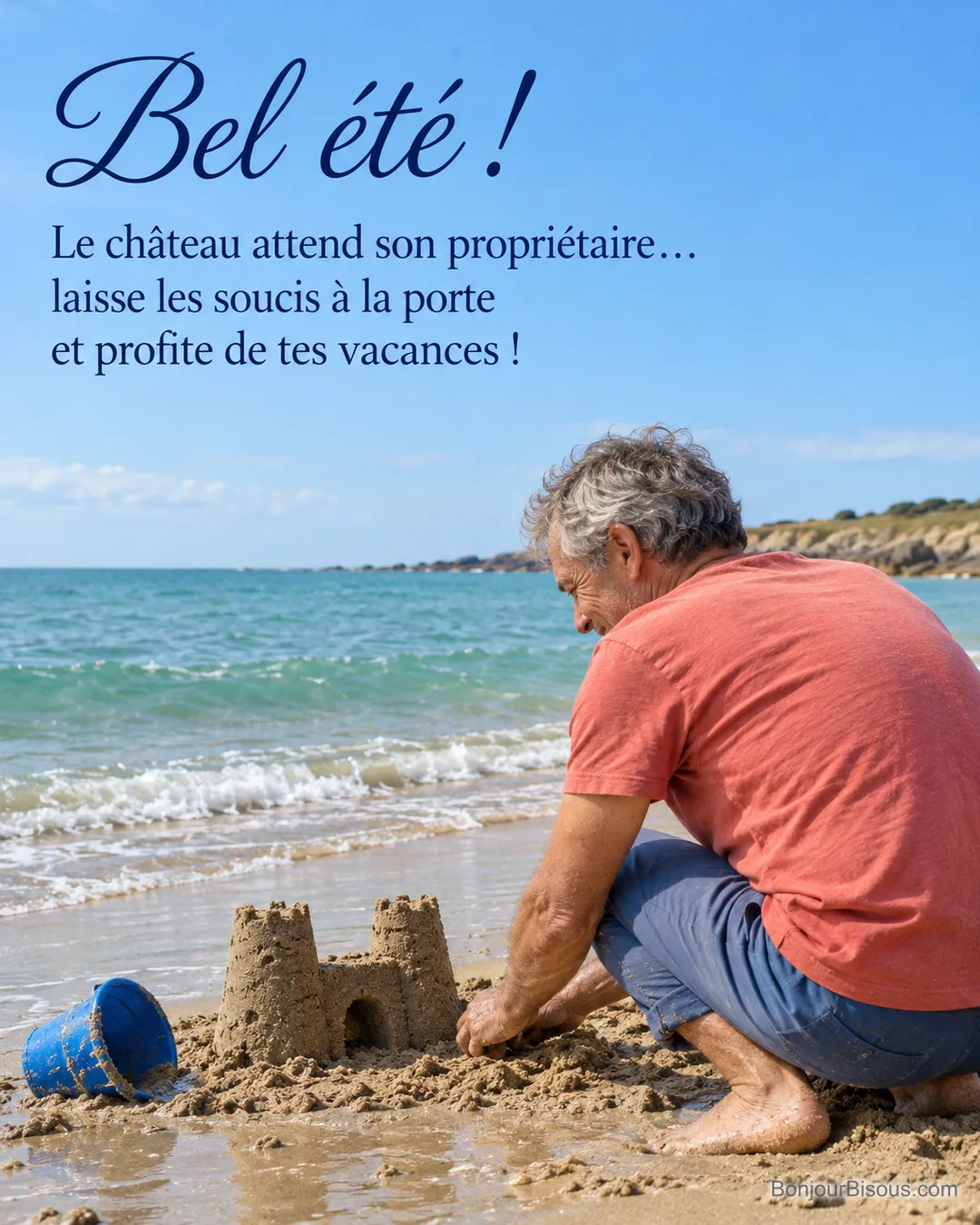 Un homme construit un château de sable sur une plage vendéenne baignée de soleil, avec le texte « Bel été ! Le château attend son propriétaire… laisse les soucis à la porte et profite de tes vacances ! ». Un homme construit un château de sable sur une plage vendéenne baignée de soleil, avec le texte « Bel été ! Le château attend son propriétaire… laisse les soucis à la porte et profite de tes vacances ! ».