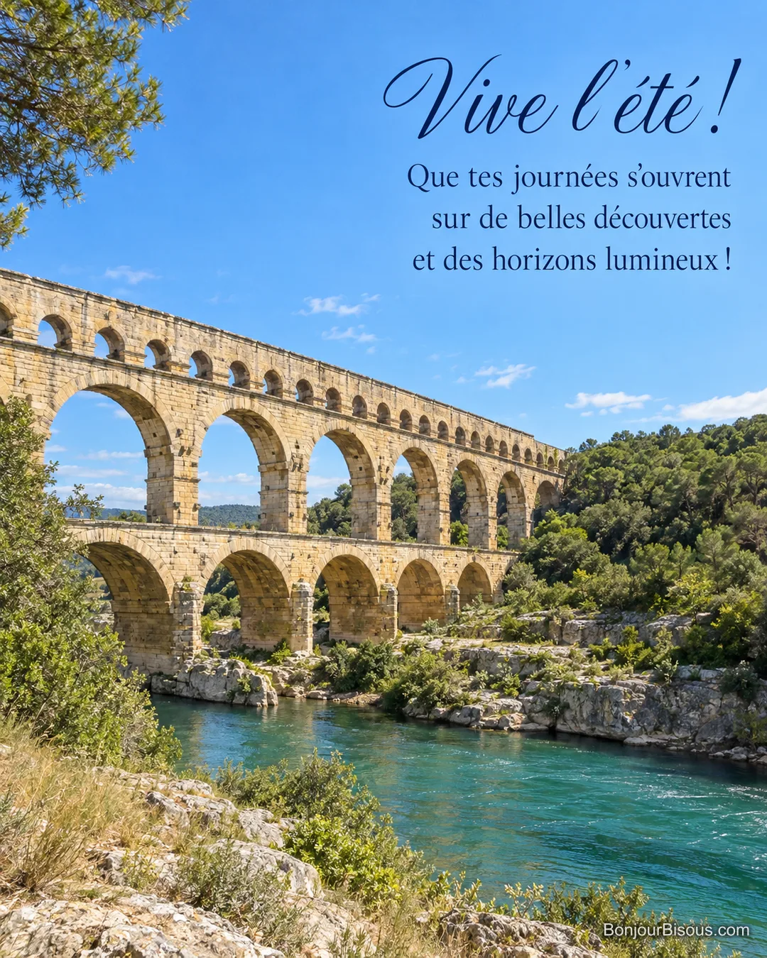 Les arches du Pont du Gard dominent les eaux turquoise du Gardon sous un ciel d’été, avec le texte « Vive l’été ! Que tes journées s’ouvrent sur de belles découvertes et des horizons lumineux ! ». Les arches du Pont du Gard dominent les eaux turquoise du Gardon sous un ciel d’été, avec le texte « Vive l’été ! Que tes journées s’ouvrent sur de belles découvertes et des horizons lumineux ! ».