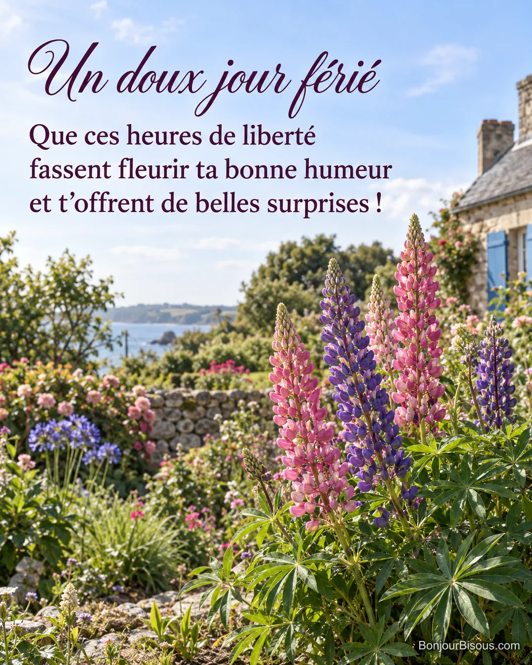 Des lupins roses et violets se balancent dans un jardin breton ensoleillé, avec le texte « Un doux jour férié Que ces heures de liberté fassent fleurir ta bonne humeur et t’offrent de belles surprises ! ». Des lupins roses et violets se balancent dans un jardin breton ensoleillé, avec le texte « Un doux jour férié Que ces heures de liberté fassent fleurir ta bonne humeur et t’offrent de belles surprises ! ».