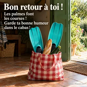 Deux longues palmes turquoise dépassent d’un cabas rouge de courses près d’une porte de cuisine ouverte, avec le message « Bon retour à toi ! Les palmes font les courses ! Garde ta bonne humeur dans le cabas ! ».
