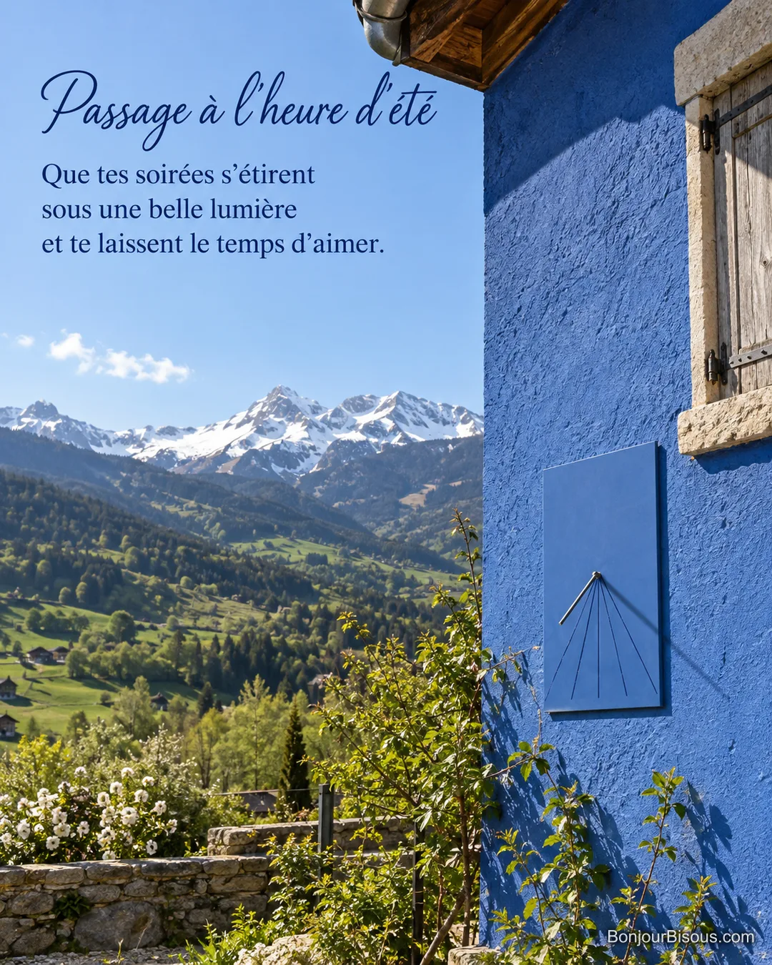 Un cadran solaire bleu sans inscription reçoit le soleil sur le mur d’une maison alpine devant les sommets enneigés, avec le texte « Passage à l’heure d’été Que tes soirées s’étirent sous une belle lumière et te laissent le temps d’aimer. ». Un cadran solaire bleu sans inscription reçoit le soleil sur le mur d’une maison alpine devant les sommets enneigés, avec le texte « Passage à l’heure d’été Que tes soirées s’étirent sous une belle lumière et te laissent le temps d’aimer. ».