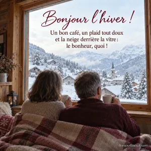 Photo d’un couple vu de dos sous un plaid à carreaux, tasses de café à la main, devant la fenêtre d’un chalet avec vue sur un village de montagne sous la neige, avec le texte « Bonjour l’hiver ! Un bon café, un plaid tout doux et la neige derrière la vitre : le bonheur, quoi ! »